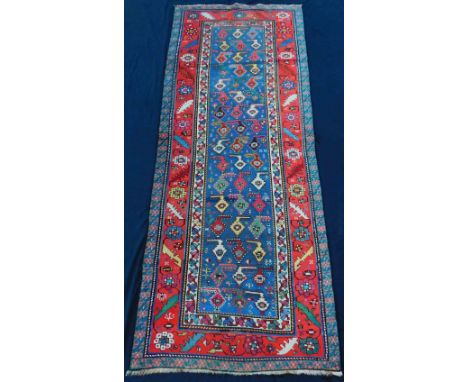 Suscha Karabgh Teppich. Kaukasus. Antik.270 cm x 101 cm. Handgeknüpft. Wolle auf Wolle. Circa 130 - 160 Jahre alt. Galerie. Z