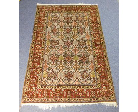 Keschan Seidenteppich.208 cm x 142 cm. Handgeknüpft. Seide auf Seide. Feine Knüpfung. Alt, wohl 1. Hälfte 20. Jahrhundert. In