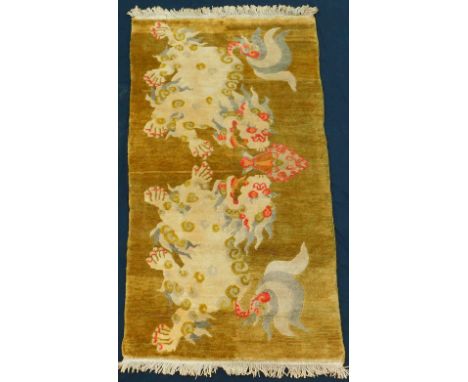 Teppich mit 2 Fo-Hunden. Alt.168 cm x 91 cm. Handgeknüpft. Wolle auf Wolle. Was wir als Fo-Hunde beschreiben, sind im Ursprun