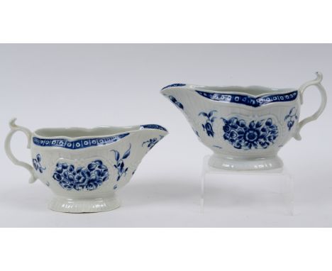 An 18th century Worcester porcelain sauce boat, with moulded decoration and painted flowers in underglaze blue, 9.5 cm high, 