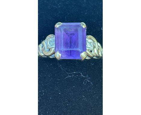 9ct Gold ring set with amethyst &amp; diamonds Size O 3g