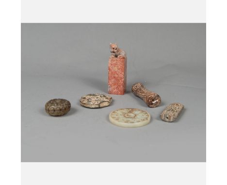 Lot of 6 Chinese Jade Items, comprising luck symbols and one seal, in different colours and sizes, smallest 3,2 cm