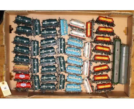 Quantity of OO gauge railway. 2 locomotives by Mainline and Lima. A BR Warship Class Bo-Bo diesel locomotive, Highflyer D824 
