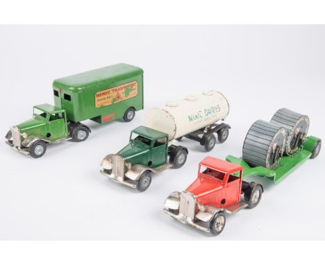 3 Tri-ang Minic articulated standard cab clockwork vehicles. Pantechnicon (30M), green tractor unit, green body with Minic Tr