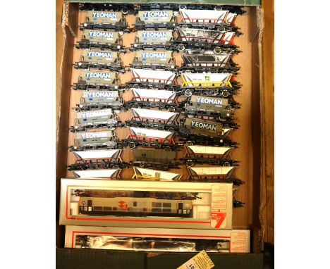 Quantity of OO gauge railway. 2 boxed Lima locomotives, a Foster Yeoman Class 59 Co-Co diesel locomotive, Kenneth Painter RN5