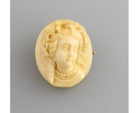 BroscheBein geschnitten, Montierungen Gelbgold 14kt., ovale Beinplatte mit stark plastischem, teils hinterschnittenem Portrai