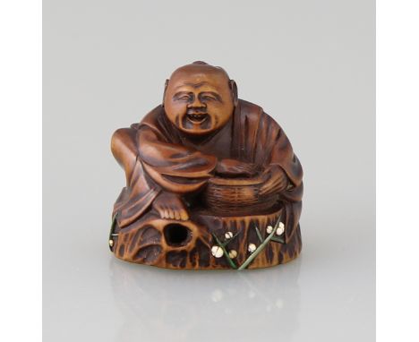 Netsuke "Edelmann"Buchsbaum vollrund geschnitzt (katabori), graviert und schwarz eingefärbt (sumi) mit teils gefärbten Beinei