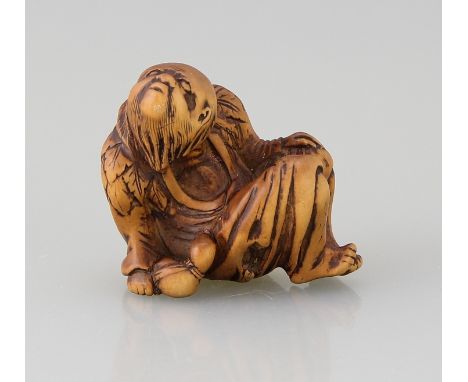 Netsuke "Choraku Sennin"Buchsbaum vollrund geschnitzt (katabori), graviert und schwarz eingefärbt (sumi), kauernder, bärtiger