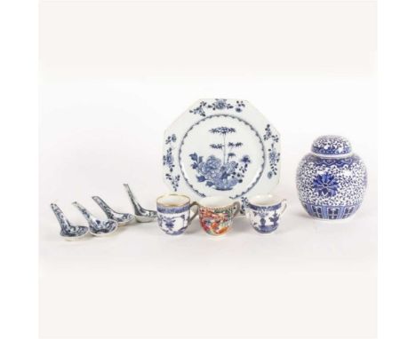 A collection of Chinese porcelain, to include a blue and white export plate, Qianlong period (1736-1795), three various expor