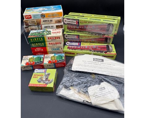 17 OO & HO Plastic Model Kits. (3000g). (17).4 Sealed Kitmaster OO&HO Gauge Corridor Brake 2nd Green Kits.1 Unsealed Kitmaste