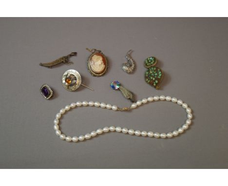 A selection of vintage jewellery