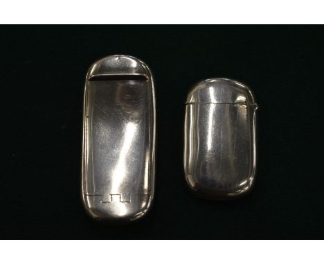 A plain silver snuff box and similar vesta case.
