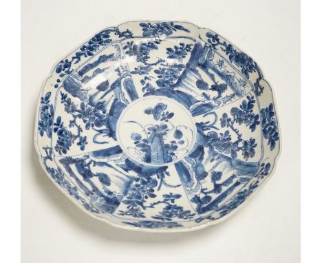 A Chinese blue and white octagonal dish, Kangxi period, 27cm