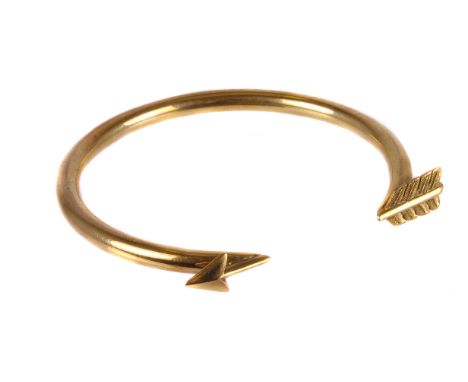 An Edwardian period 9ct gold torsion bangle, having arrow head and quiver to terminals, marked to underside, approx 12.5g 