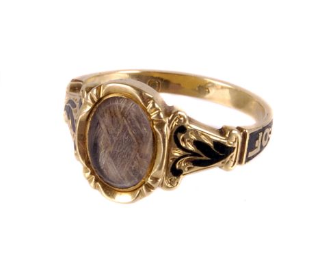 An 18ct gold Victorian mourning ring, having oval glazed panel to the tablet set with plaited hair, the band in black enamel 