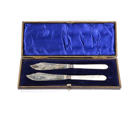 Pair of Victorian silver bladed butter knives with mother of pearl handles, Joseph Rodgers &amp; Sons, Sheffield 1889, cased.