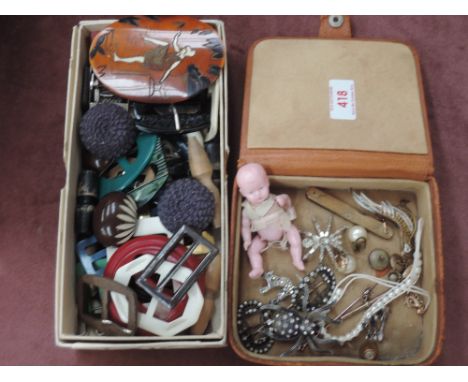 A vintage leather box containing a selection of costume jewellery including a filligree brooch stamped 800, diamante spider b