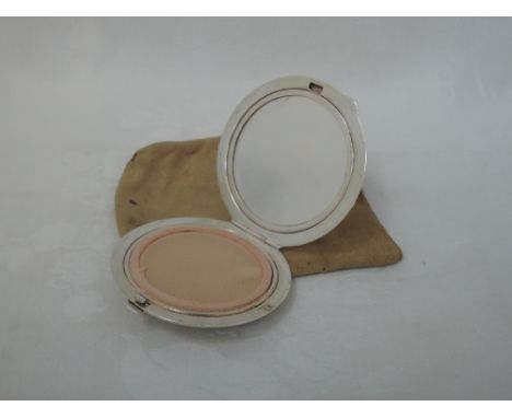 A ladies silver compact case of circular form having engine turned decoration, Birmingham 1938, Turner & Simpson