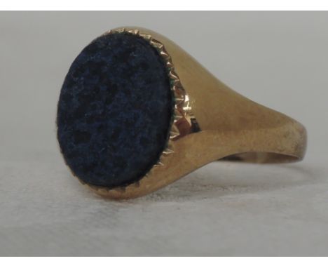 A 9ct gold signet ring having a lapis lazuli stone,  approx 2.4g