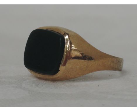 A 9ct gold signet ring having a green onyx stone,  approx 3g