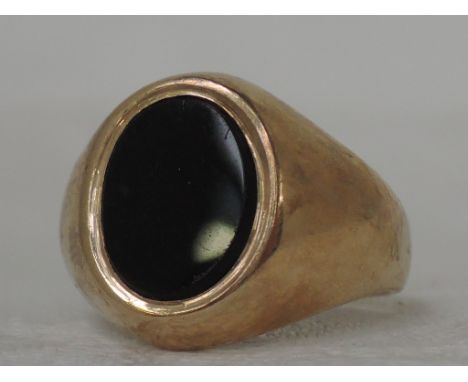 A 9ct gold and black onyx signet ring, approx 4.3g