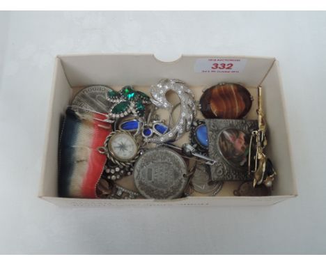 A small selection of costume jewellery including rolled gold ring, white metal coin ring, diamante brooches and necklace etc