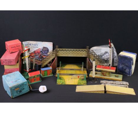 Quantity of O gauge model railway, mainly Hornby with Brimtoy, to include various track, Brimtoy ticket office with 4 x bench