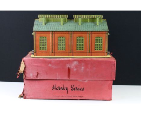 Boxed Hornby O gauge No 2 Engine Shed, appears complete, showing age wear but in a good play worn condition overall, tatty di
