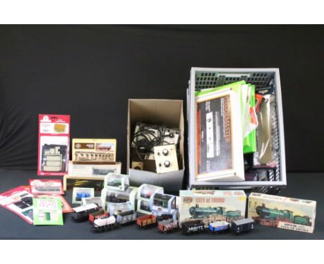Quantity of OO gauge model railway to include 9 x items of rolling stock, 9 x cased Oxford diecast models, boxed Britannia Pa