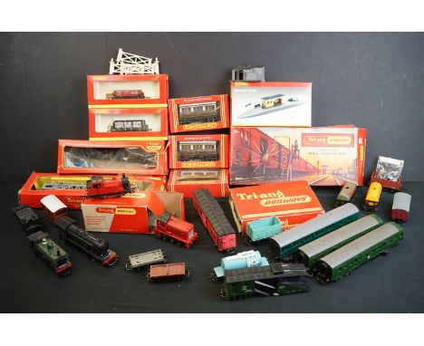 Quantity of OO gauge model railway to include 3 x locomotives, 6 x boxed items of rolling stock, 10 x items of rolling stock,