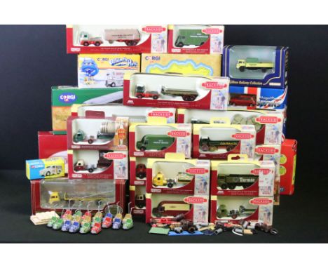 32 Boxed diecast models to include a Britains 1:32 scale Land Rover Freelander (09484), Redbox 1:43 Land Rover Discovery, 21 