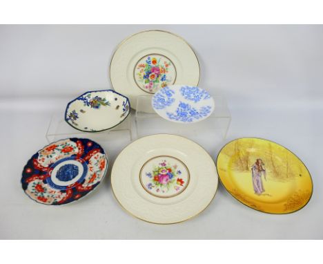 Royal Doulton, Royal Worcester, Wedgwood - 6 x ceramic plates. Lot includes two enamel white Wedgwood plates with floral deco