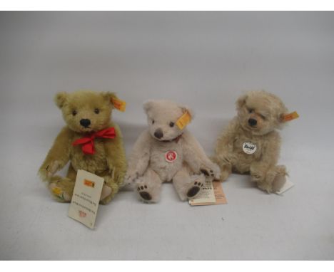 Steiff original Jona teddy bear in blonde mohair, H18cm, a Steiff Classic teddy bear with collar in cream mohair, H18cm, and 