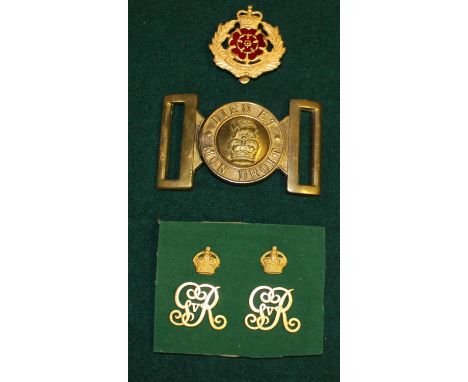 Duke of Lancaster cap badge with red enamel rose, brass belt buckle for ceremonial dress 'DIEU ET MON DROIT', military Provos