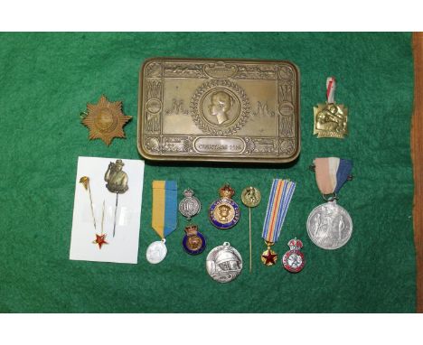 Queen Mary Christmas tin 1914, containing a collection of badges and medals incl. Army Catering Corps badge, Russian miniatur