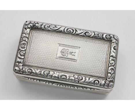 AN EARLY VICTORIAN ENGINE-TURNED SNUFF BOX with reeded sides and a chased floral scroll border around the cover, the cartouch