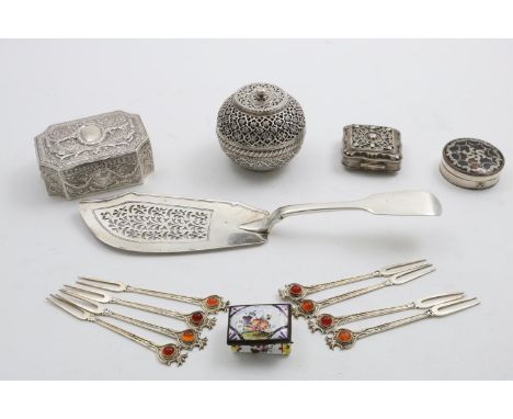 A MIXED LOT:- to include: a William IV Fiddle pattern fish slice, an early period Old Sheffield plated snuff box with an inla