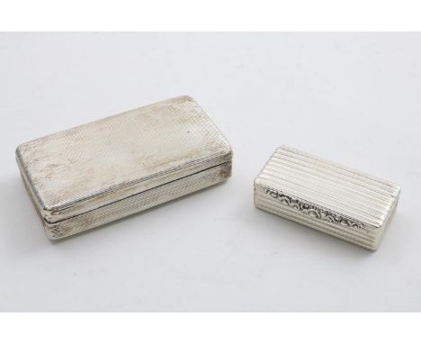 A GEORGE IV RECTANGULAR SNUFF BOX with reeded decoration all over and a scrollwork thumbpiece, gilt interior, maker's mark "T