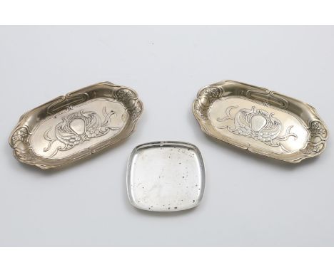 A PAIR OF EDWARDIAN ART NOUVEAU BONBON DISHES with a monogrammed central cartouche, flanked by peacocks, by H.Matthews, Birmi