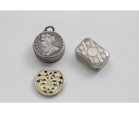 A VICTORIAN CIRCULAR VINAIGRETTE  incorporating a Queen Anne coin with lift-out grille and suspensory ring, inscribed "ALICE"