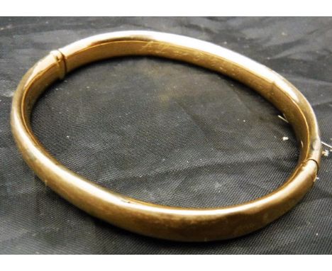 A 15 carat gold bangle inscribed "A.L. to F.C.L.O. 26th April 1917" approx 10.9 g