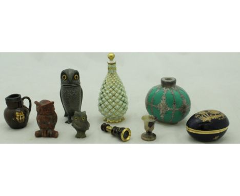 Assorted items to include a Royal Worcester "Old Commemorative Collection" pill pot, assorted trinket dishes, a green-bodied 