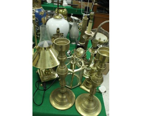 Assorted brass lighting, table lamps, etc, to include a pair of candlesticks, various further brass bodied table lamps, a cei