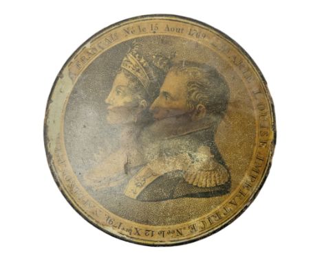 Early 19th century Napoleonic circular papier mache snuff box, the lid decorated with central circular reserve depicting dual