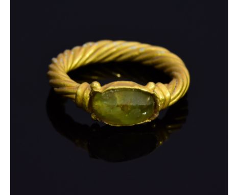 An important Ancient gold ring with stone in bezel; elaborate, twisted band. Worn by an Egyptian aristocrat lady. - 9mm (inne