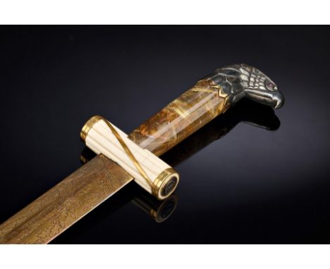 Militaria Ausland - Italien : Bedeutender Geschenkdolch an Marschall Rodolfo GrazianiDer Griff aus geschliffenem Rutilquarz. 