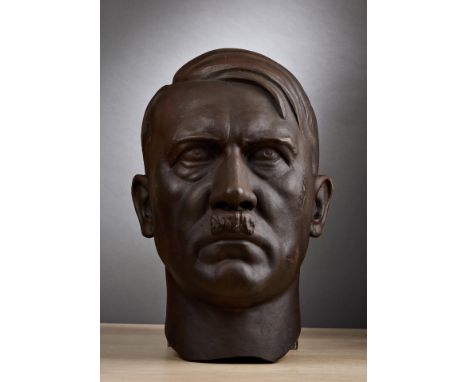 Deutsches Reich 1933 - 1945 - Kunst : Porträtbüste Adolf HitlerSchwarz patinierter Eisenguß. Plinthe abgebrochen. Mit neuzeit