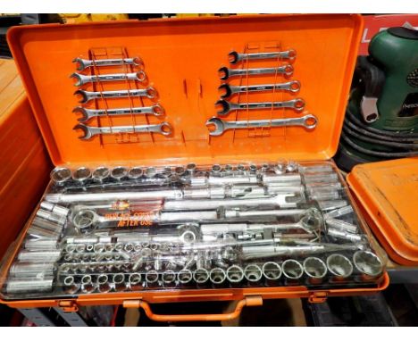 B&amp;Q 66cm tool box with tool contents. Not available for in-house P&amp;P 