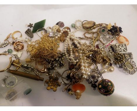 Quantity of mixed costume jewellery. UK P&amp;P Group 1 (£16+VAT for the first lot and £2+VAT for subsequent lots) 