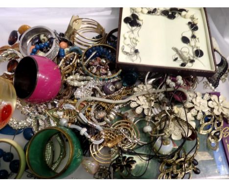 Tray of mixed costume jewellery. UK P&amp;P Group 3 (£30+VAT for the first lot and £8+VAT for subsequent lots) 